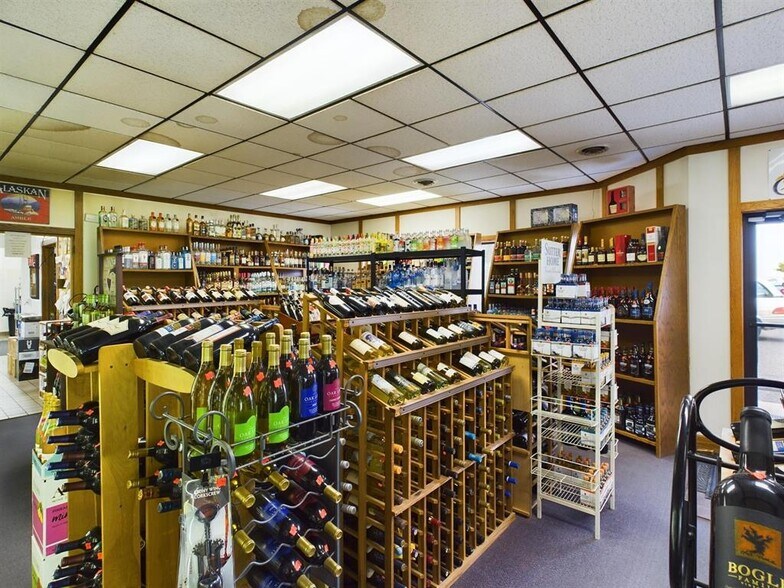 More Photos Of 234 E 1st St, Powell Hotel For Sale