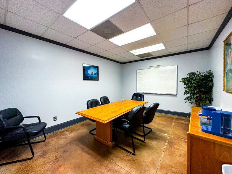 More Photos Of 2317 Meridian St, Huntsville Light Distribution For Lease