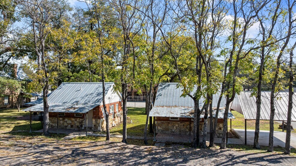 More Photos Of 301 NE Barnard St, Glen Rose Office For Sale