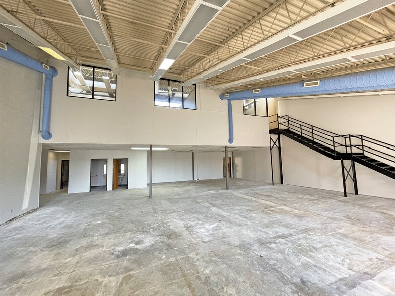 More Photos Of 2401 Directors Row, Indianapolis Unknown For Lease