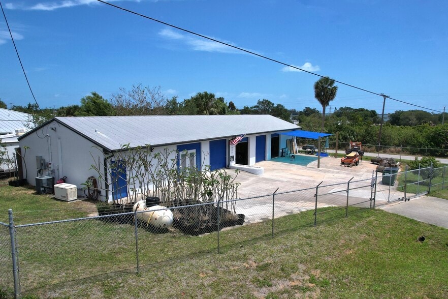 More Photos Of 6820 Woodmere Rd, Sebastian Light Distribution For Sale