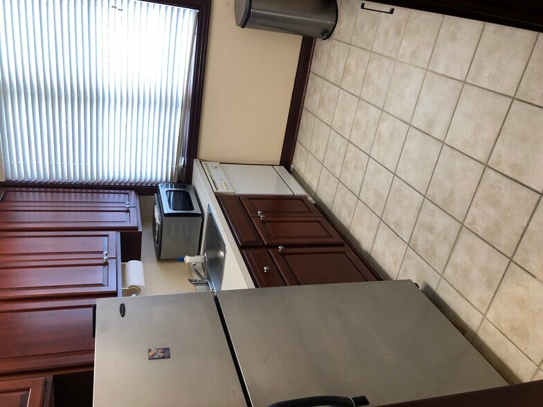 More Photos Of 5031 Forest Dr, New Albany Medical For Sale