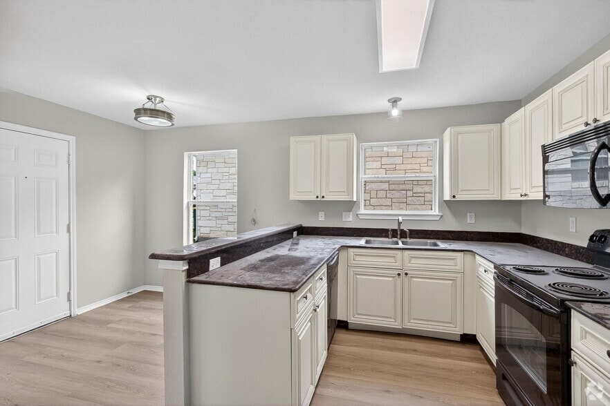 More Photos Of 1502 Claremont Cir, Marble Falls Apartments For Sale