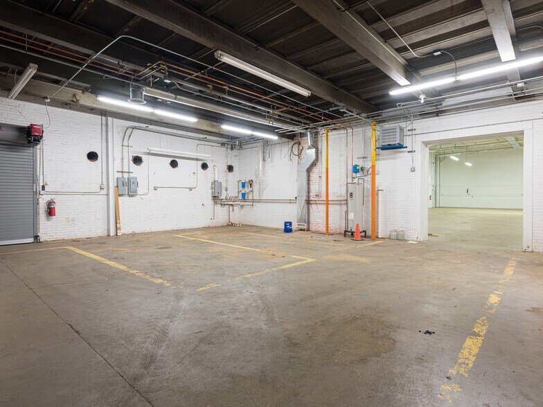 More Photos Of 701 Oriole Dr, Hendersonville Warehouse For Sale
