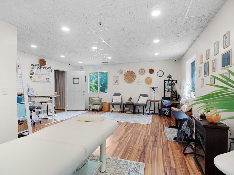 More Photos Of 644 E Main St, Palmyra Office For Sale