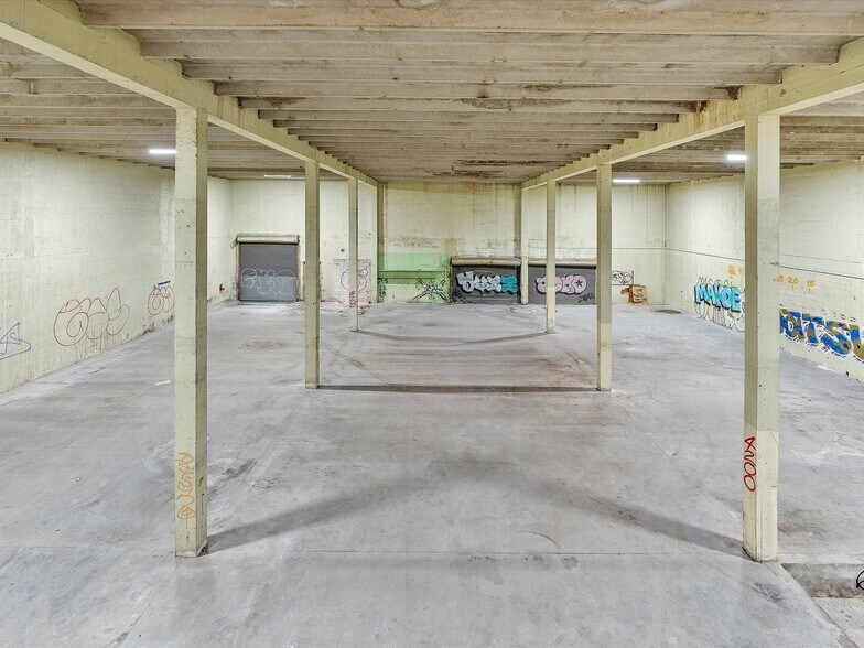 More Photos Of 301 NW 36th St, Miami General Retail For Sale