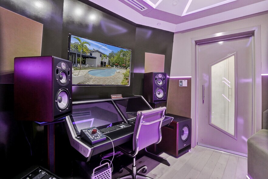 More Photos Of 430 Ne 121st St, Biscayne Park Movie Radio TVStudio For Sale