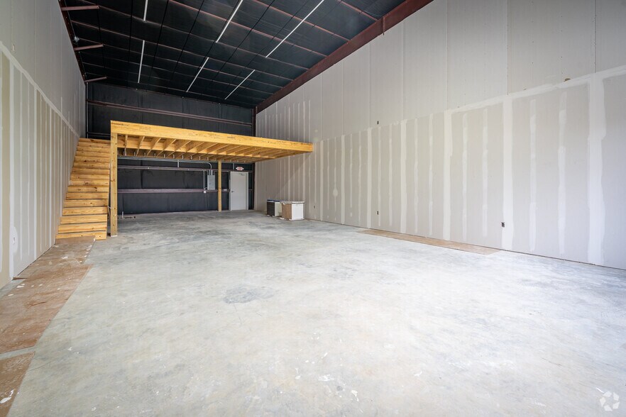 More Photos Of 17214 Huffmeister Rd, Cypress Showroom For Sale