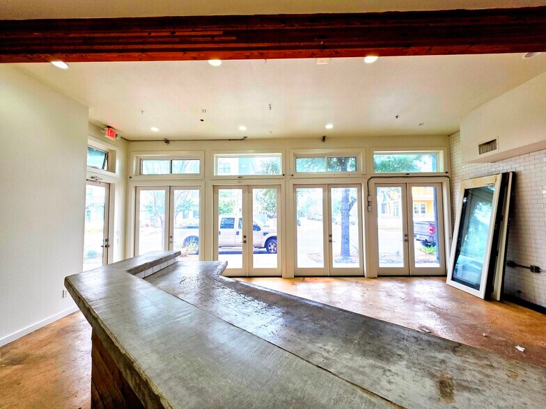 More Photos Of 1147 N Academy Ave, New Braunfels General Retail For Lease