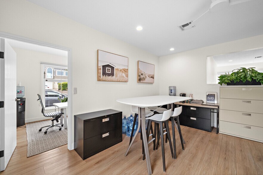 More Photos Of 1495 Glenneyre St, Laguna Beach Freestanding For Lease