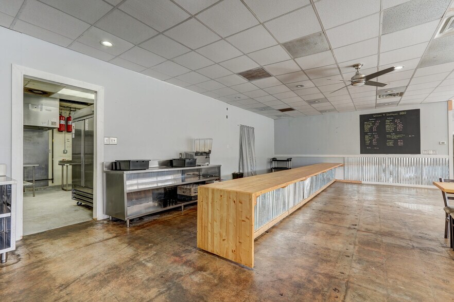 More Photos Of 247 W Kings Hwy, Eden Storefront Retail Office For Sale