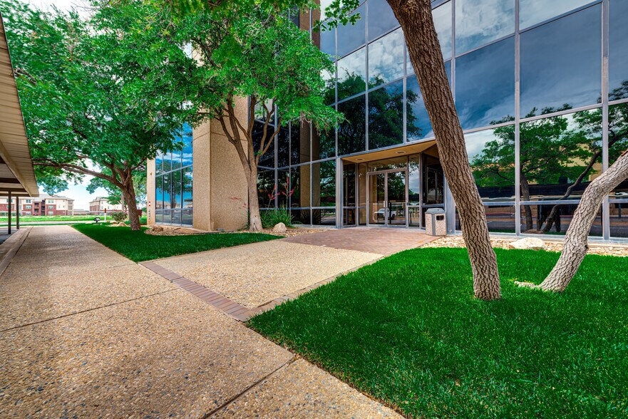 More Photos Of 24 Smith Rd, Midland Office For Lease