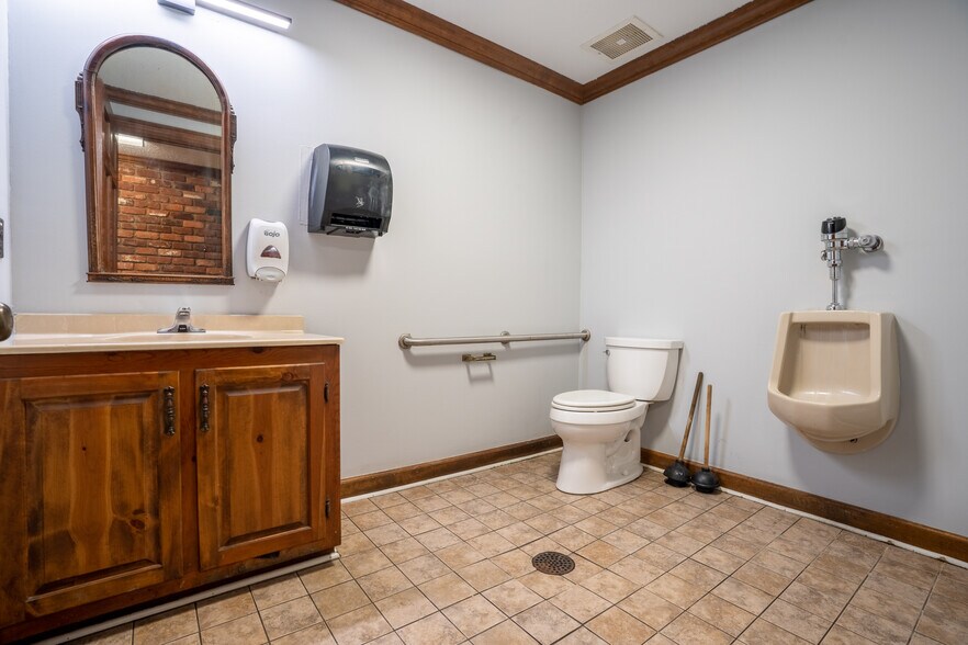 More Photos Of 11135 Monroe Rd, Matthews Distribution For Sale