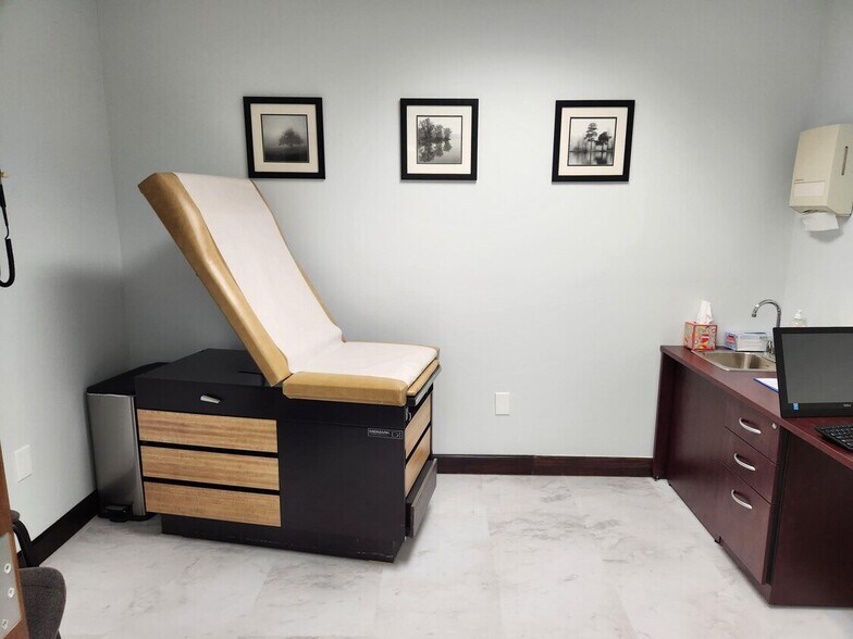 More Photos Of 225 Gordons Corner Rd, Manalapan Township Medical For Lease