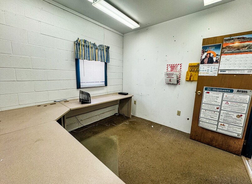 More Photos Of 33 Transport Dr, Bennington Freestanding For Sale