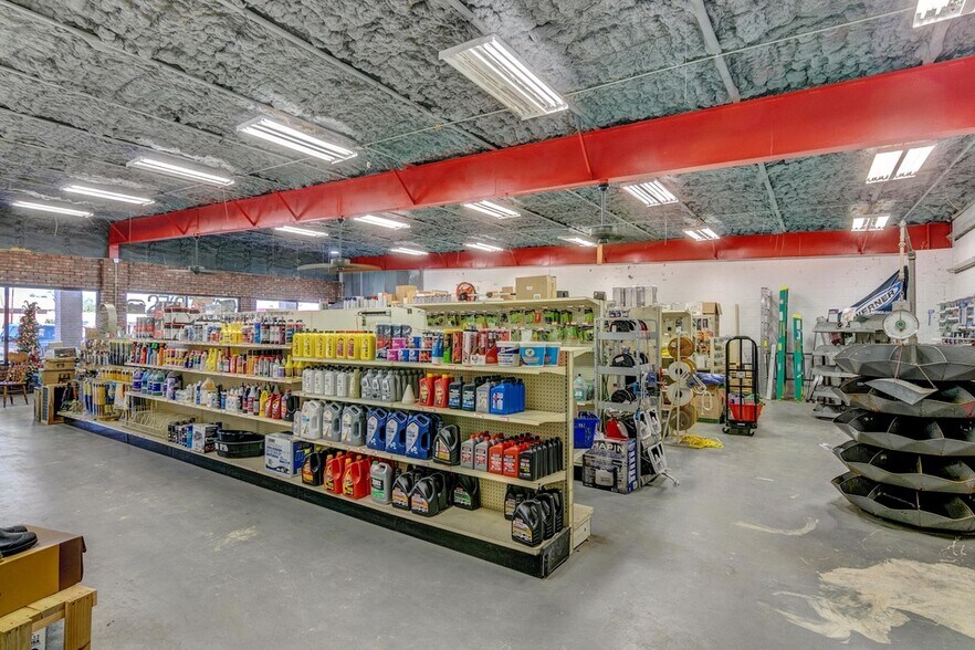 More Photos Of 615 W Court St, Newton Auto Repair For Sale