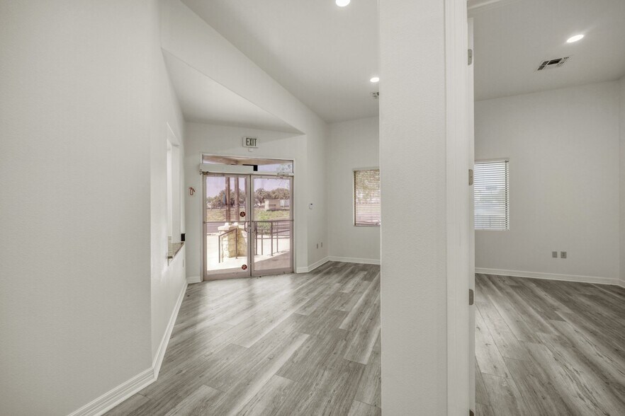 More Photos Of 5727 W I-10 Fwy, San Antonio Office For Lease