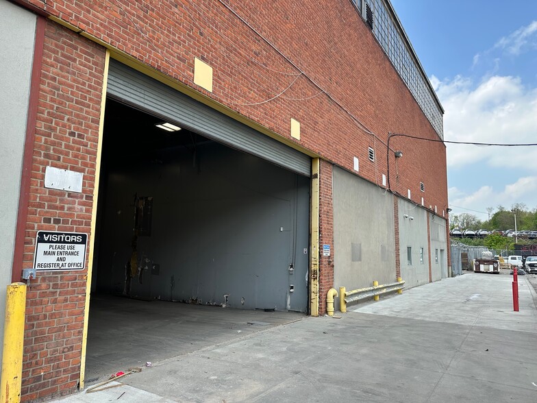 Primary Photo Of 3030 60th St, Woodside Distribution For Lease