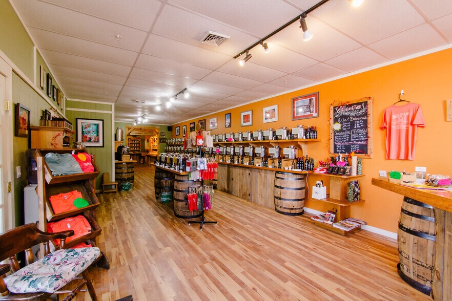 More Photos Of 43 Grove St, Peterborough Freestanding For Lease