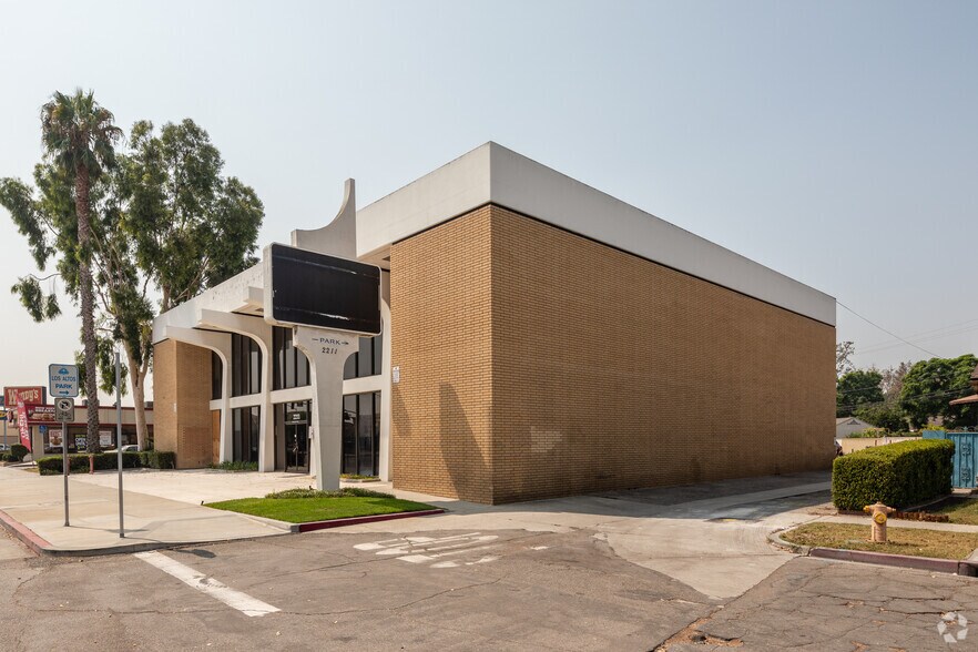 More Photos Of 2211 N Bellflower Blvd, Long Beach Freestanding For Lease
