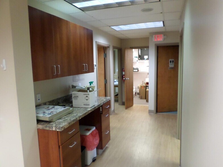 More Photos Of 1140-1141 Quincy Ave, Dunmore Medical For Lease