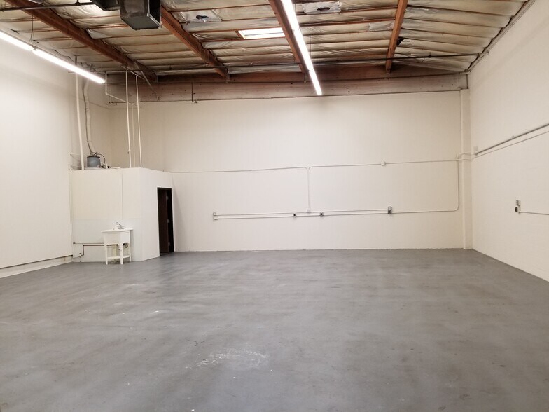 More Photos Of 1933 W 11th St, Upland Unknown For Lease