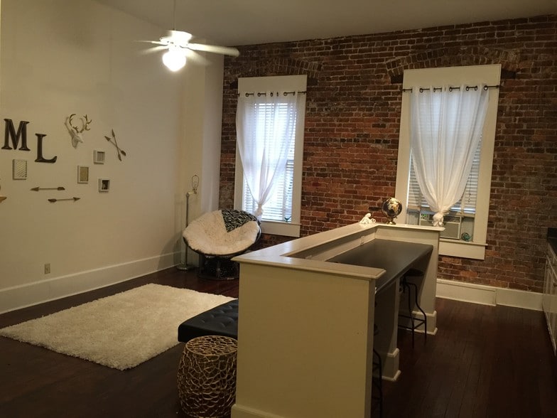 More Photos Of 128-130 N Ashley St, Valdosta General Retail For Sale