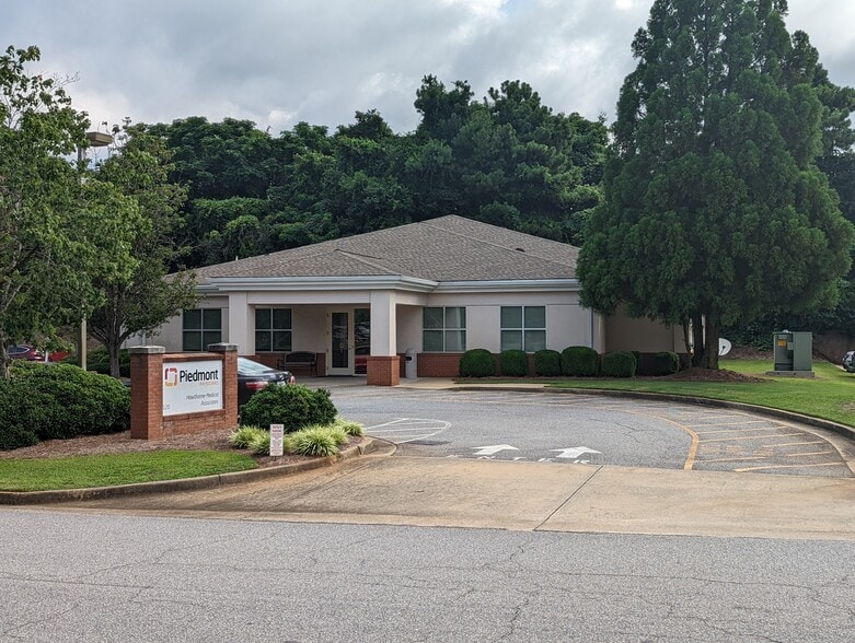 Primary Photo Of 120 Hawthorne Park, Athens Medical For Sale
