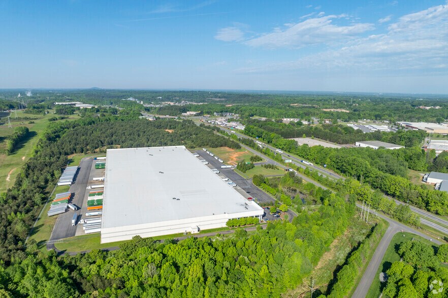 More Photos Of 121 Woodlake Parkway, Kings Mountain Warehouse For Lease