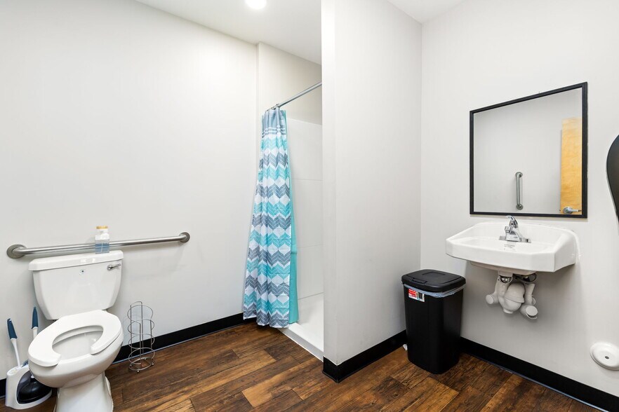 More Photos Of 111 Bank St, Oxford Sports And Entertainment For Lease