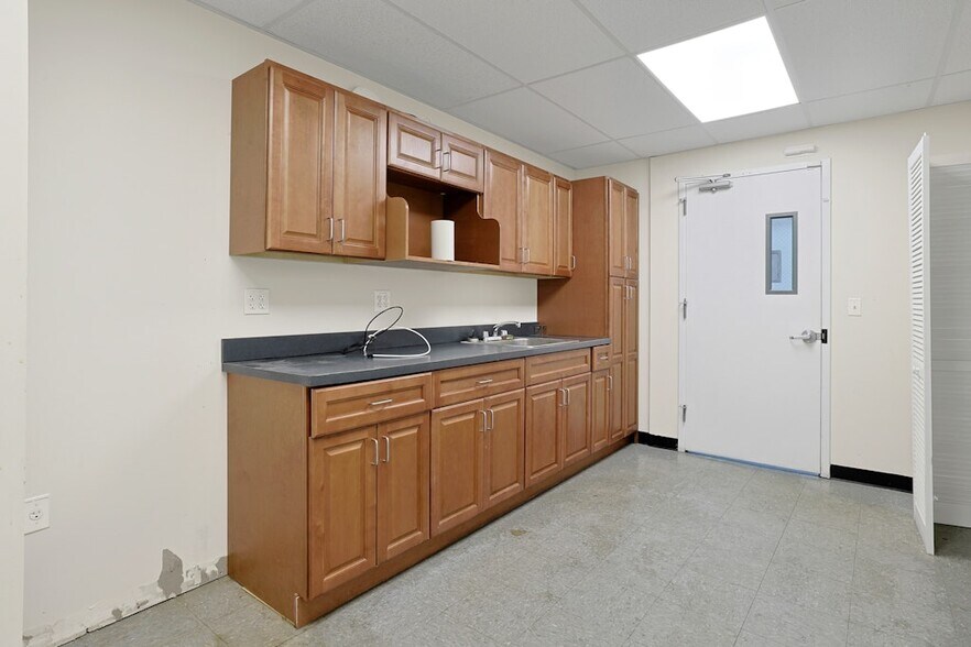 More Photos Of 1 Lawton St, Yonkers Manufacturing For Sale