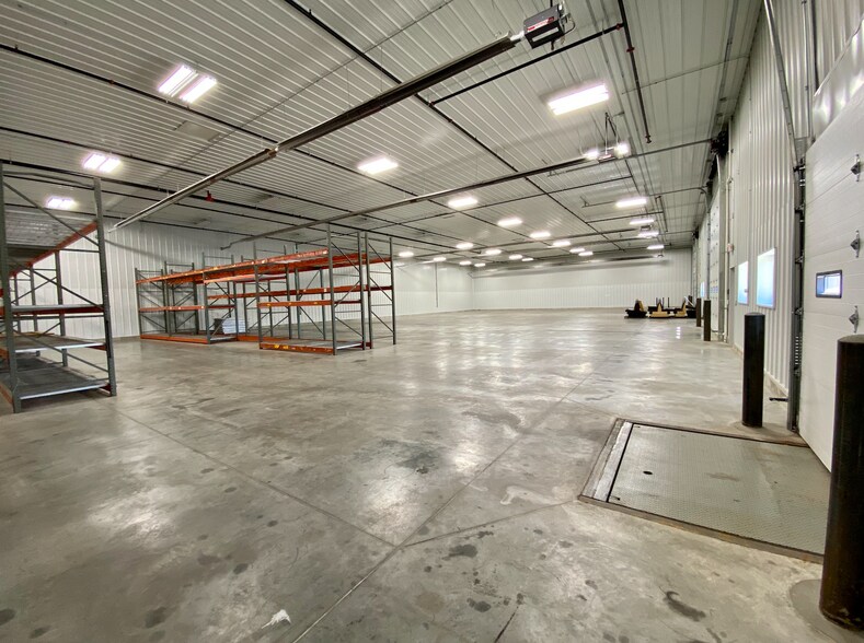 More Photos Of 100 Brakeshoe Ct, East Moline Warehouse For Lease