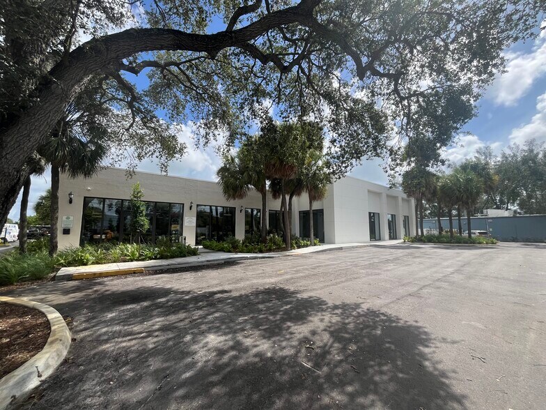 More Photos Of 3705 W Commercial Blvd, Fort Lauderdale Showroom For Lease