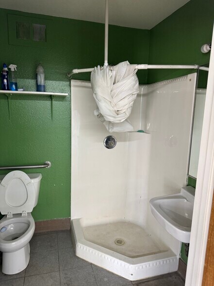 More Photos Of 1210 S El Paso St, Colorado Springs Warehouse For Lease