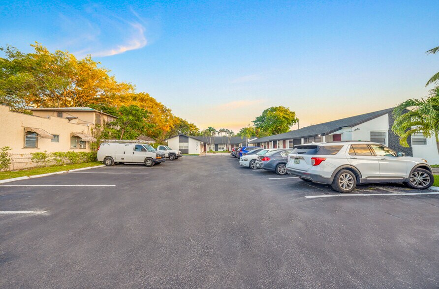 More Photos Of 2314 Polk St, Hollywood Apartments For Sale