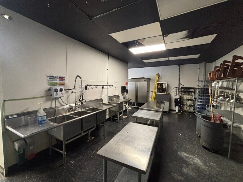 More Photos Of 6001 Castle Hayne Rd, Castle Hayne General Retail For Lease