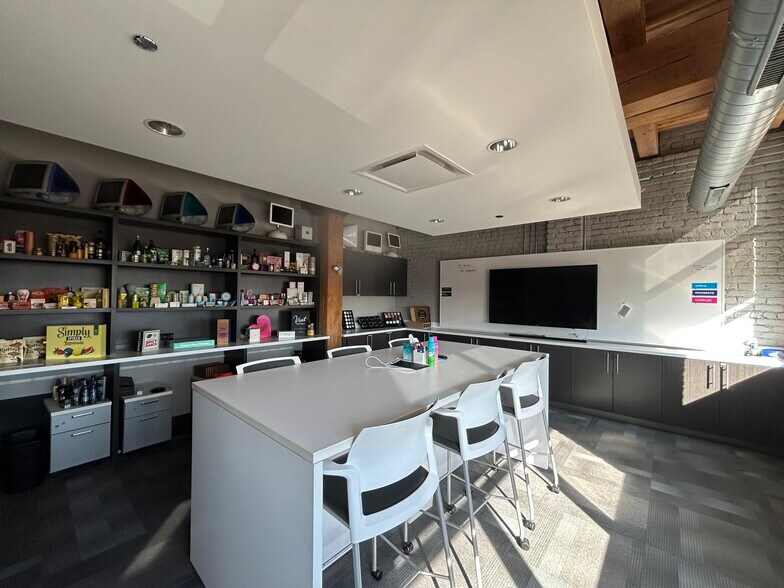 More Photos Of 700 N Sacramento Blvd, Chicago Loft Creative Space For Lease