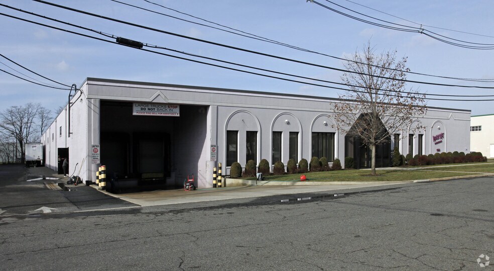 More Photos Of 100 Triangle Blvd, Carlstadt Warehouse For Lease