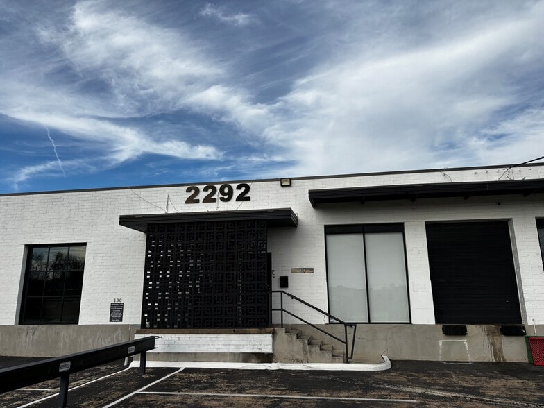 More Photos Of 2292 Vantage St, Dallas Flex For Lease