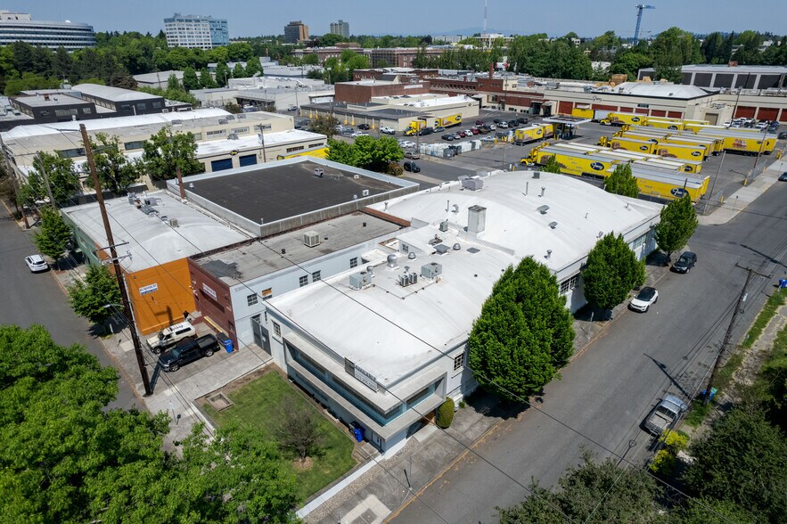 More Photos Of 911-915 NE Davis St, Portland Flex For Lease