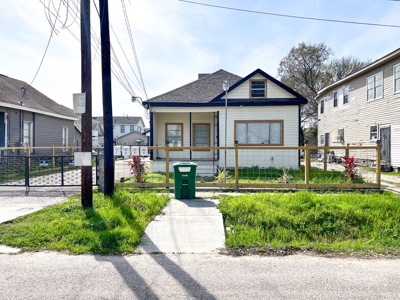 Primary Photo Of 1611 Common St, Houston Apartments For Sale