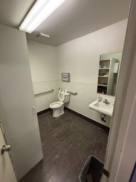 More Photos Of 3410 W Hammer Ln, Stockton Freestanding For Lease