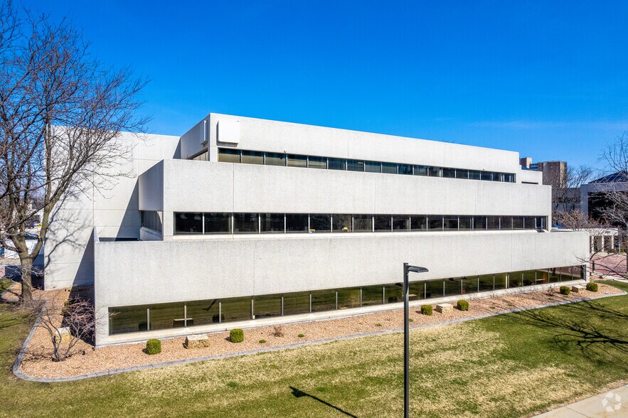 More Photos Of 200 E Grand Ave, Des Moines Office For Lease