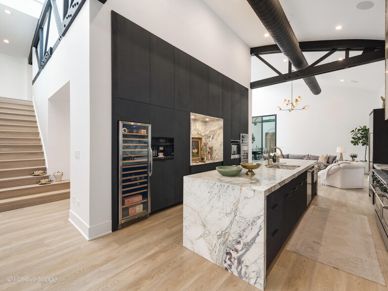 More Photos Of 2733 N Pulaski Rd, Chicago Showroom For Sale