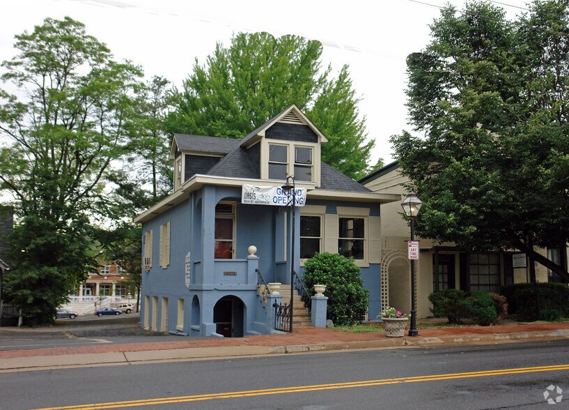 More Photos Of 10376 Main St, Fairfax Freestanding For Lease