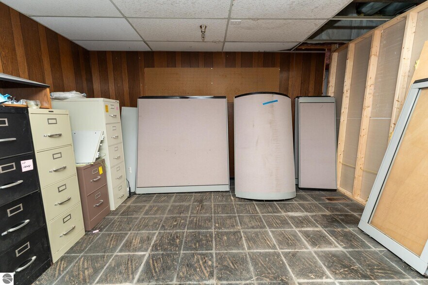 More Photos Of 910 Industrial Dr, Mount Pleasant Warehouse For Sale