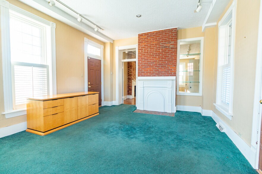 More Photos Of 323 S Main St, Zelienople Office Residential For Lease