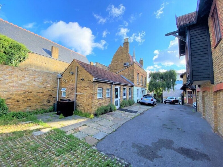 More Photos Of 37 Half Acre, Brentford Office Residential For Lease