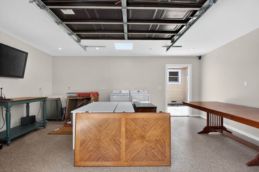 More Photos Of 17066 Palmdale Ln, Huntington Beach Contractor Storage Yard For Sale