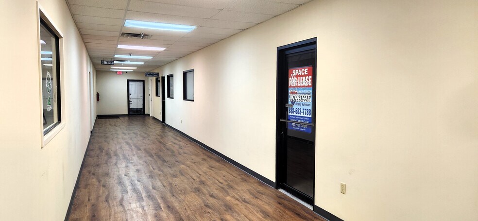 More Photos Of 568 E Main St, Independence Storefront For Lease